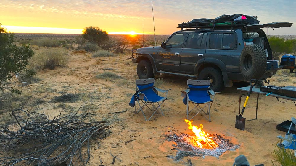 Comigo website on a mobile screen, over a velvet shirt